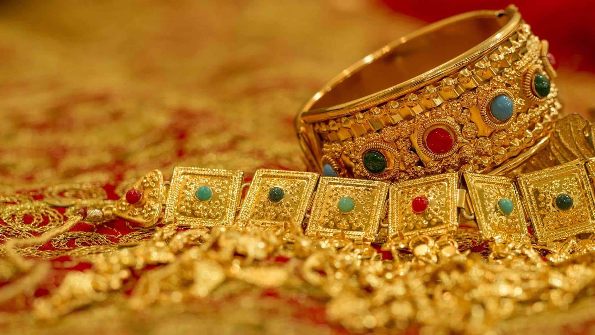 Why are jewelry stocks underperforming despite gold's price surge?