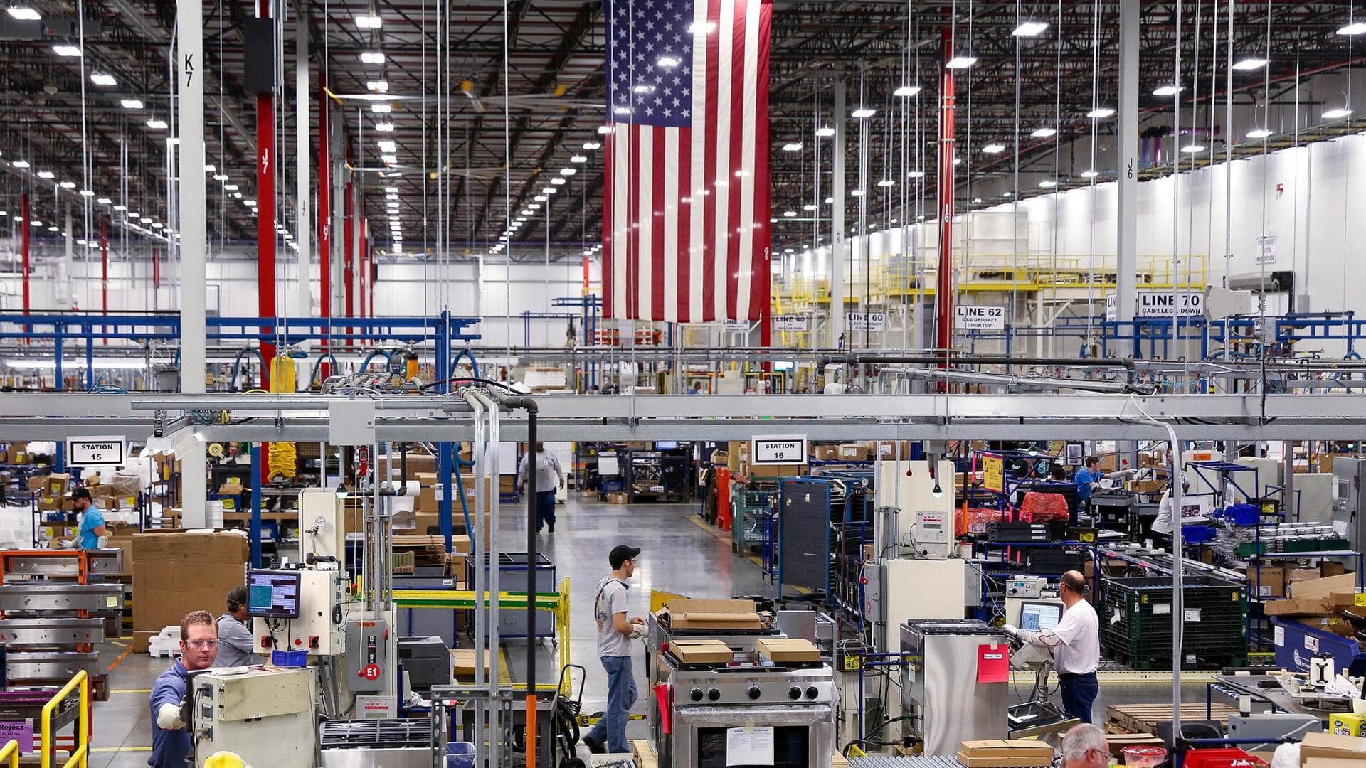 US factory output beats forecasts on manufacturing rebound