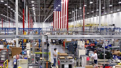 US factory output beats forecasts on manufacturing rebound