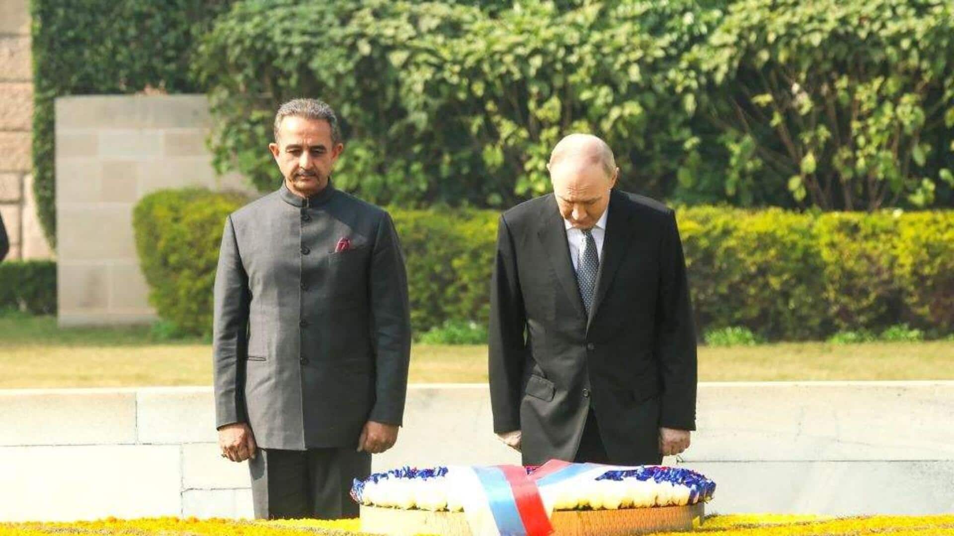 What did Putin write regarding Gandhi in Rajghat's visitors' book 