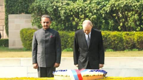 What did Putin write regarding Gandhi in Rajghat's visitors' book 