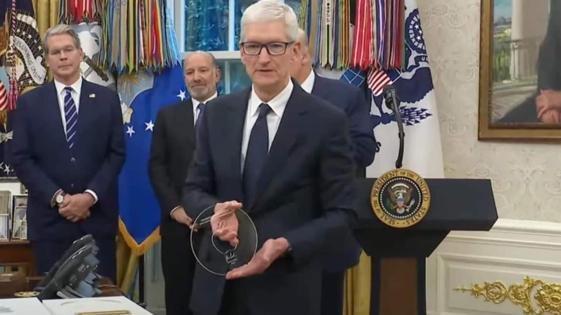 Tim Cook hands Trump 24K gold-and-glass gift Tim Cook hands Trump 24K gold-and-glass gift