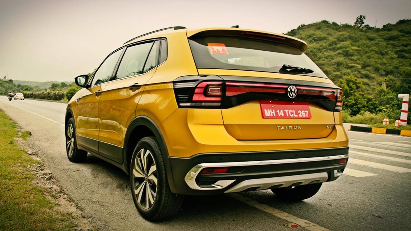 The car has continuous LED taillamps at the rear The car has continuous LED taillamps at the rear