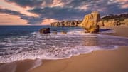 Menikmati Pemandangan Pantai Portugal yang Tenang