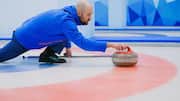 Fenomena fisika di balik batu curling di atas es