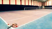 Mengapa permukaan lapangan tenis memengaruhi kecepatan bola?