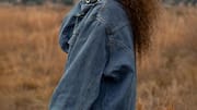 Jaket denim untuk hari hujan yang cantik dan serbaguna