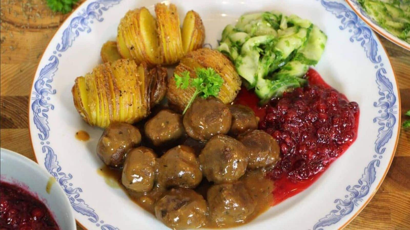 Bola-Bola "Daging" Vegetarian ala Swedia dengan Saus Lingonberry