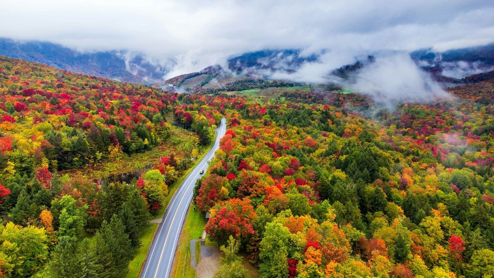 5 Lokasi Terbaik Untuk Menyaksikan Daun Berguguran Di New England