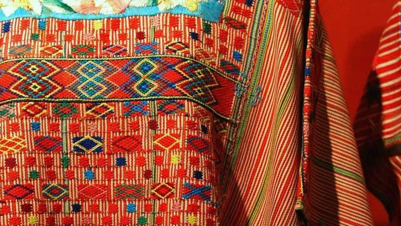 Menggabungkan Huipil Tradisional Guatemala dengan Gaya Modern