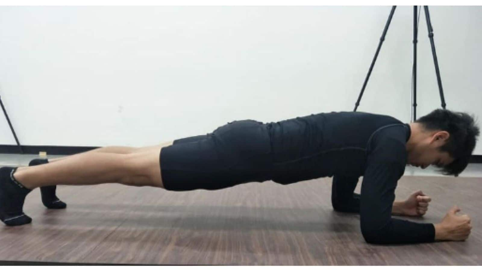 Menstabilkan inti dengan Prone Planks