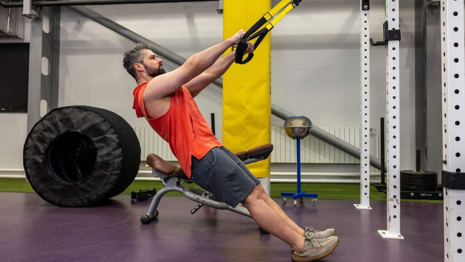 Membentuk lengan dengan TRX Presses