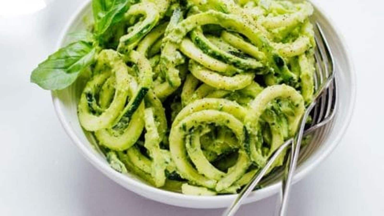 Membuat mie zucchini dengan pesto alpukat: Panduan lengkap