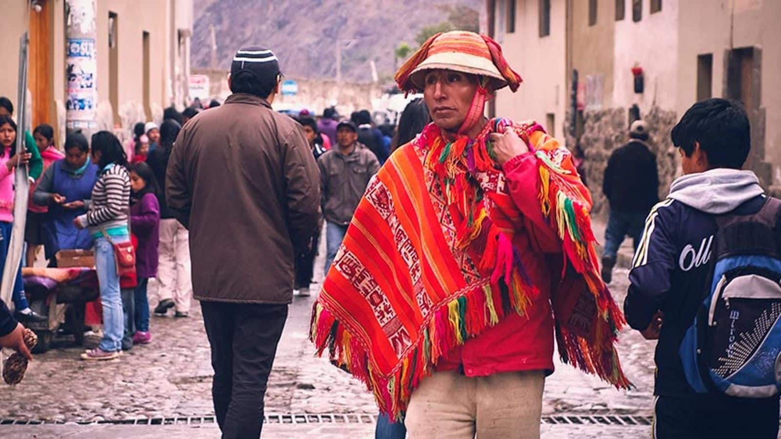 Cara Memadukan Busana Ponco Tradisional Peru