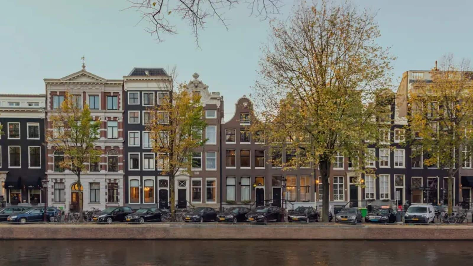 Menjelajahi rumah kanal bersejarah di Amsterdam