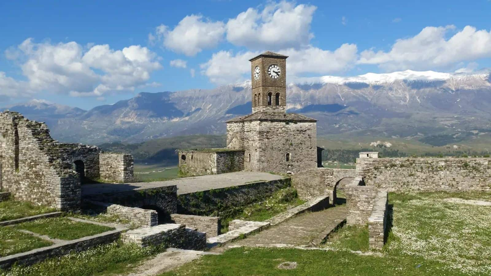 Menjelajahi Keindahan Gjirokaster, Albania