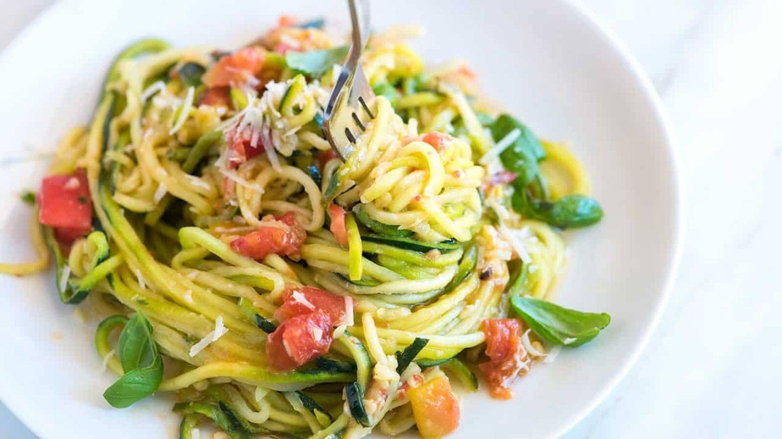 Pasta vegan multivitamin dengan zucchini