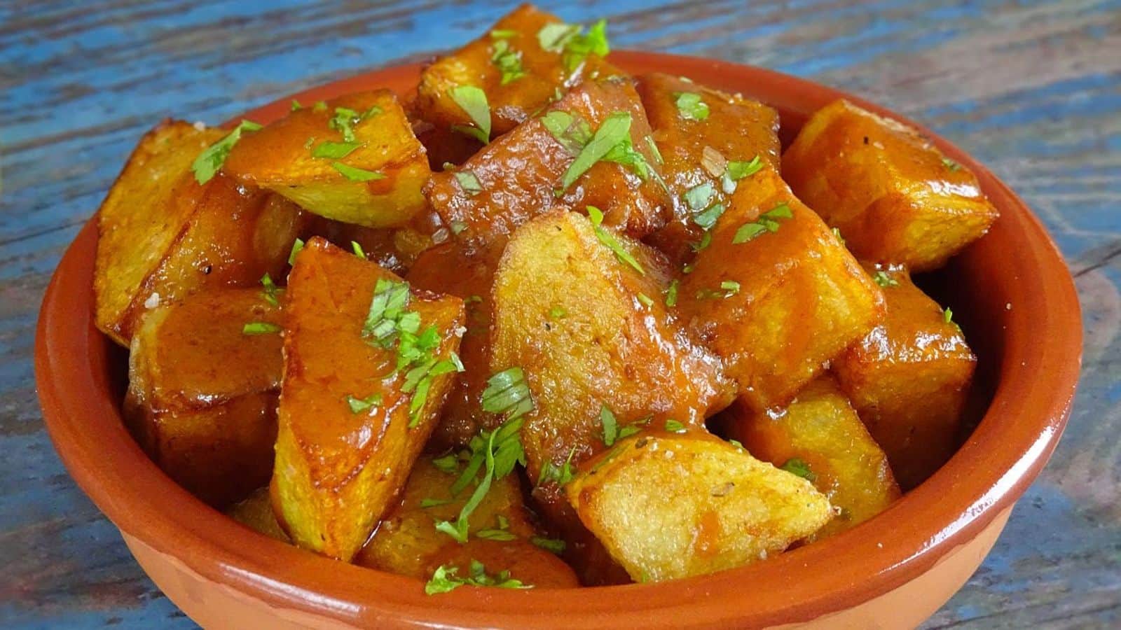 Patatas Bravas dengan Aioli: Hidangan Spanyol yang Menggugah Selera