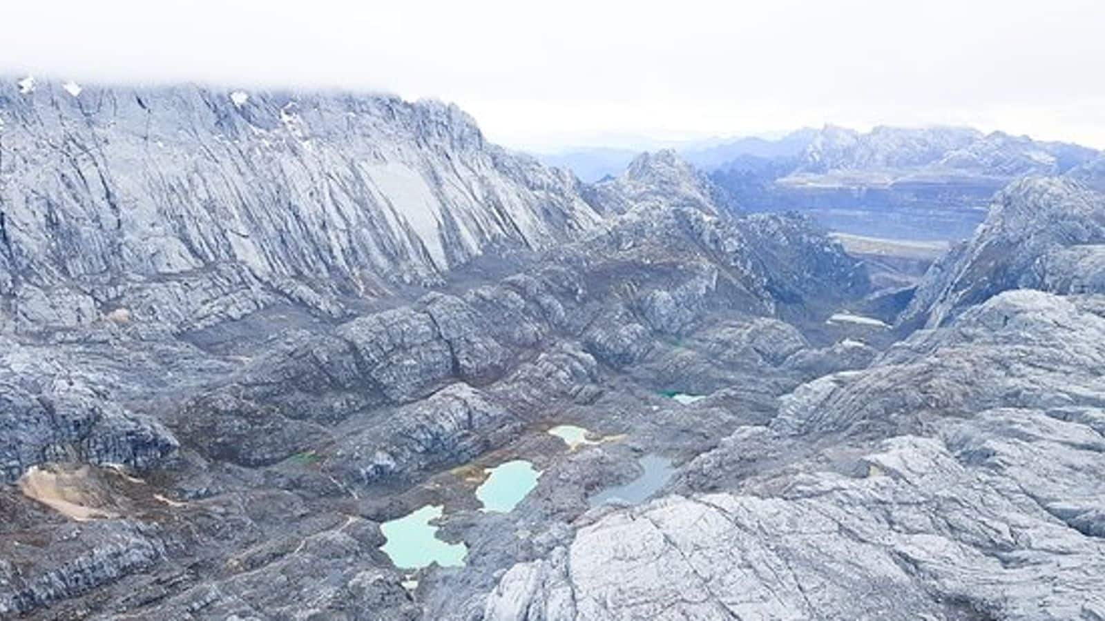 Menjelajahi Puncak Carstensz di Papua, Indonesia