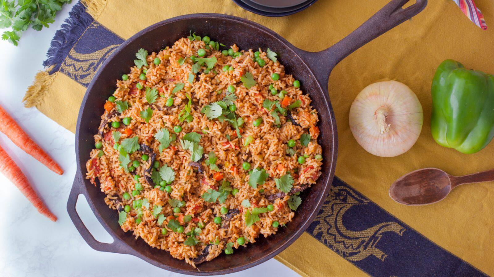 Jollof Rice dengan sayuran: Panduan memasak yang mudah