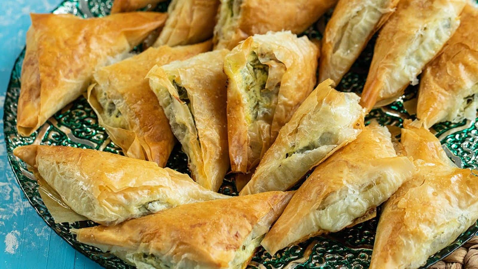 Panduan Dalam Menghidangkan Spanakopita Segitiga Ala Yunani