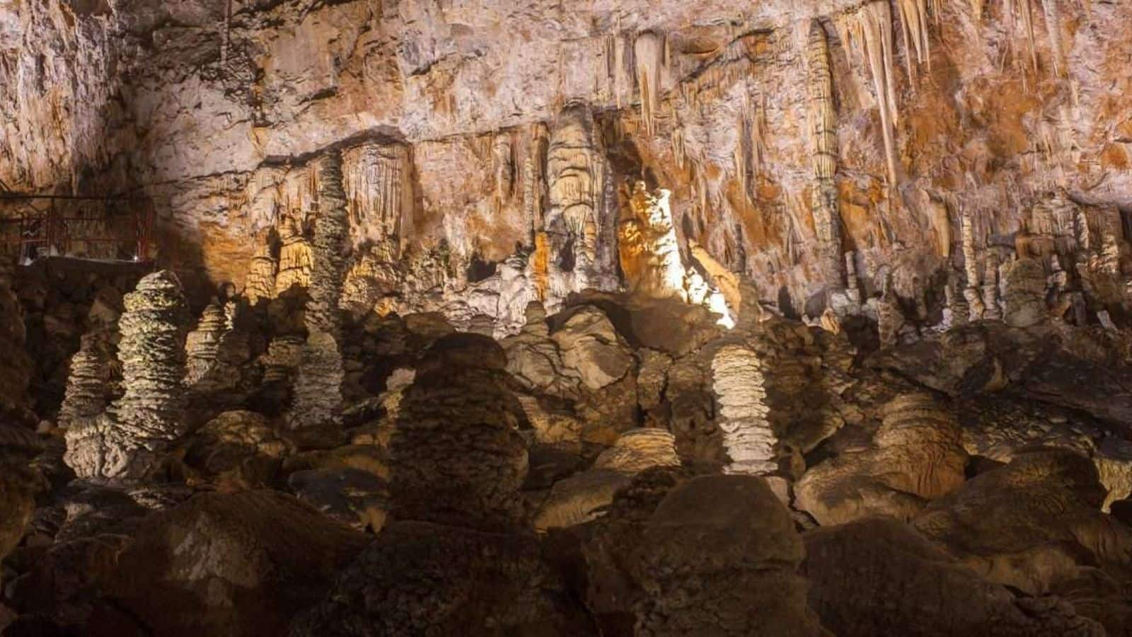 Menjelajahi Keajaiban Grotta Gigante, Italia