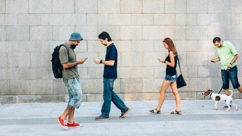 Fitur ini mengingatkan pengguna Android untuk melihat ke depan saat berjalan Fitur ini mengingatkan pengguna Android untuk melihat ke depan saat berjalan