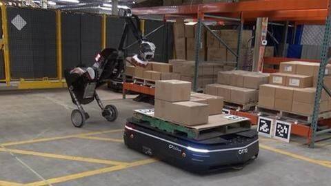 Robot-robot menangani pekerjaan gudang dengan profesional Robot-robot menangani pekerjaan gudang dengan profesional