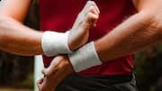 Mengapa atlet memakai wristband dalam berbagai olahraga?