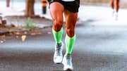 Mengapa pelari maraton sering memakai kaos kaki tinggi?