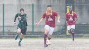 Mengapa pemain sepak bola menghindari kaos kaki putih saat hujan?
