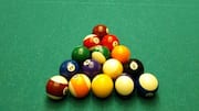 Mengapa bola snooker berbunyi klik tapi tidak menyebar jauh?