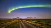 Menikmati Aurora Borealis dan Geyser di Islandia