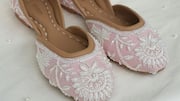 Sandal kerajinan tangan untuk musim panas India