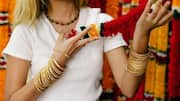 Tingkatkan tampilan Indo-Barat dengan gelang tradisional