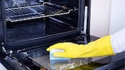 Langkah mudah mengatasi noda oven membandel secara alami