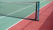 Mengapa lapangan tenis dibagi dua oleh jaring?