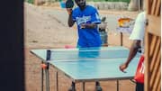 Mengapa tenis meja dimainkan di meja sempit?