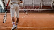Mengapa lapangan tanah liat lebih lambat dari rumput dalam tenis?