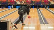 Mengapa arena bowling menggunakan pola minyak?