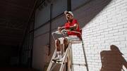 Mengapa wasit tenis duduk di tempat tinggi?