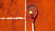 Mengapa lapangan tenis berbeda permukaan?