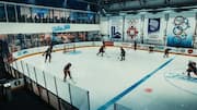 Mengapa rink hoki menggunakan penghalang plexiglass?