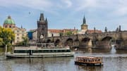 Menjelajahi Sungai Vltava di Praha: Lebih dari Jembatan Charles