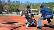 Mengapa pemain baseball meniup sarung tangan saat cuaca dingin?
