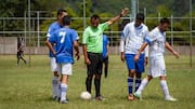Legenda di balik kode isyarat tangan wasit sepak bola