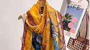 Ubah syal vintage menjadi sarung bantal berwarna-warni