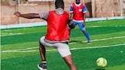 Mengapa area penalti berbentuk busur dalam sepak bola?