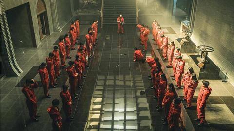 Adaptasi Korea dari 'Money Heist' akan hadir di Netflix pada bulan Juni Adaptasi Korea dari 'Money Heist' akan hadir di Netflix pada bulan Juni