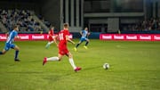 Mengapa penggemar sepak bola melakukan gelombang di pertandingan?